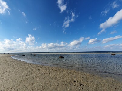 New, comfortable vacation home close to the beach