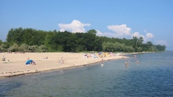 Nära stranden och solstolar