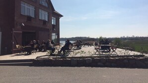 Un bâtiment doté d’un grand patio.
