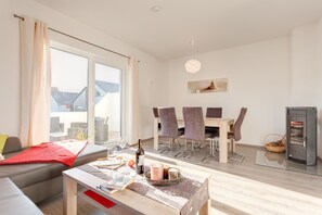 TV, fireplace, books, stereo - Holiday home on the Baltic Sea - up to 6 persons (4 stars) (Zierow)