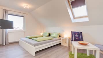3 bedrooms, in-room safe, desk, iron/ironing board
