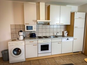 Kühlschrank, Mikrowelle, Ofen, Geschirrspüler
