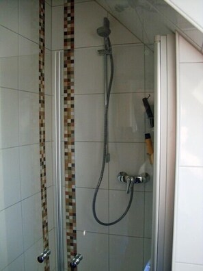 Shower, hair dryer, soap, toilet paper - comfortable vacation home with large garden in quiet location (Niedersachsen)