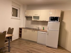 Kylskåp, mikrovågsugn, spishäll och diskmaskin