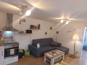 Télévision, livres, chaîne hi-fi