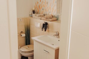 Bathroom - Marie Vacation Apartment in Bergen auf Rügen, Quiet Location (Bergen auf Rügen)