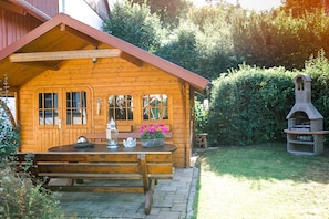 Gartenhäuschen mit Holzofen und Kühlschrank