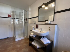 Duschwanne, Haartrockner, Bidet, Handtücher