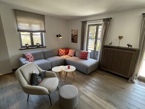 Smart-tv, dvd-spelare, böcker och ett filmbibliotek