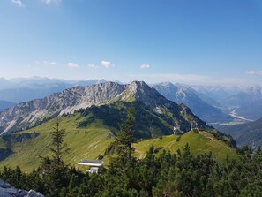 A mountain landscape with a clear sky. - Cozy, comfortable vacation apartment in a quiet location with a view of the mountains (Höfen)