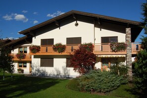 Exterior - Cozy, comfortable vacation apartment in a quiet location with a view of the mountains (Höfen)