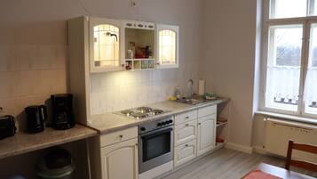 Kühlschrank, Ofen, Herdplatte, Wasserkocher mit Kaffee-/Teezubehör