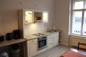 Kylskåp, ugn, spishäll och kaffe- och tebryggare
