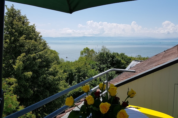 ARISTA Ferienwohnung in Friedrichshafen mit See- und Alpensicht vom Balkon