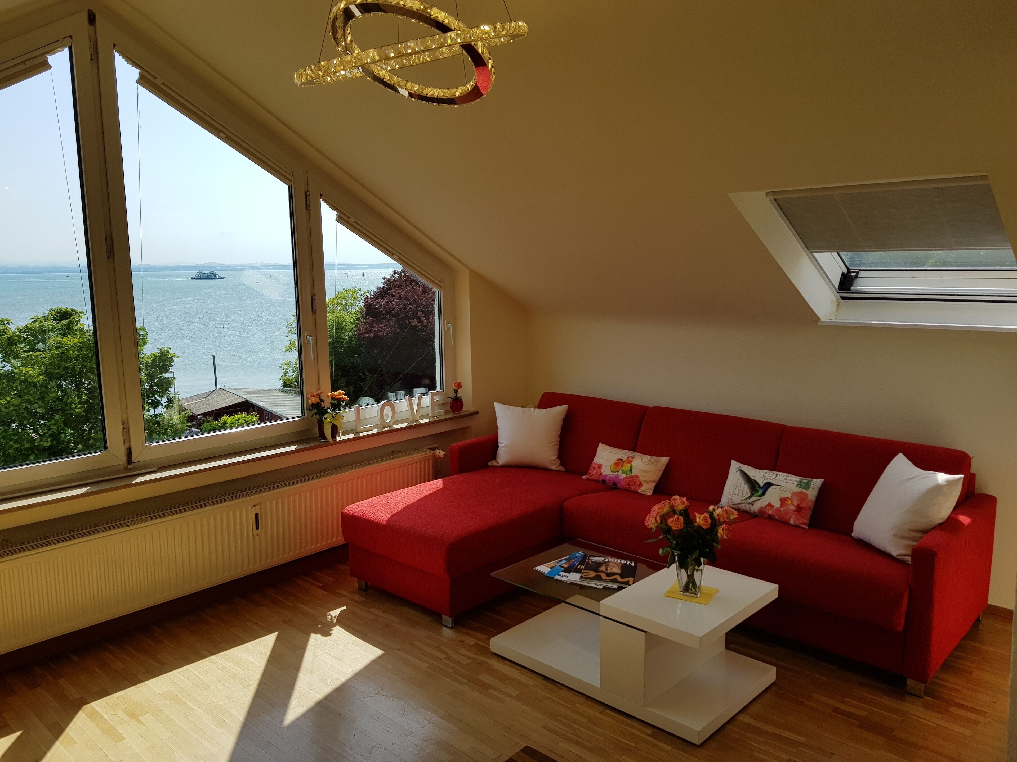 ARISTA Ferienwohnung mit super See- u. Bergsicht aus den Wohn- und Essbereichen