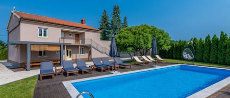 حمّام سباحة خارجي