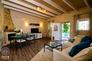 Televisor, llar de foc, reproductor de DVD i llibres 