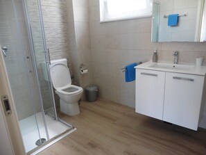 Dusche, Haartrockner, Handtücher