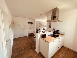 Fridge, microwave, oven, stovetop - Blue - terrace, barbecue, dogs allowed, Baltic Sea 6km away, bicycle shed (Born)