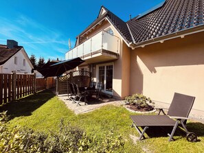 Outdoor dining - Blue - terrace, barbecue, dogs allowed, Baltic Sea 6km away, bicycle shed (Born)