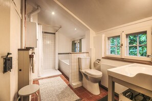 Badewanne, Haartrockner, Handtücher, Seife