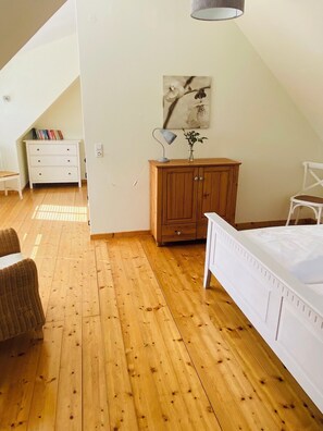 2 bedrooms, travel cot, free WiFi, bed sheets - Great facilities! Close to town! Calm! (Oldenburg)