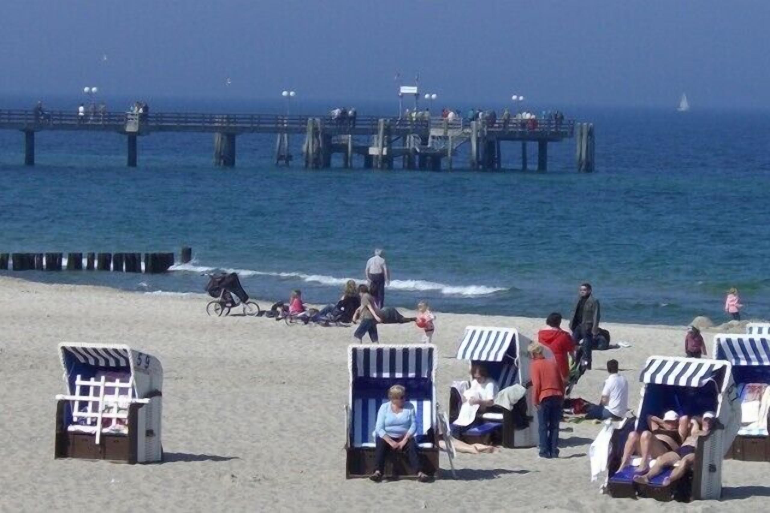 Strand mit Seebrücke