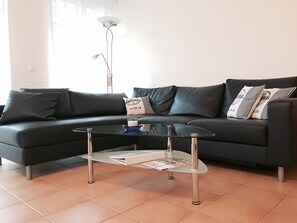 TV connectée, lecteur de DVD, livres, chaîne hi-fi