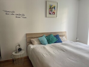 2 chambres, bureau, fer et planche à repasser, lit parapluie