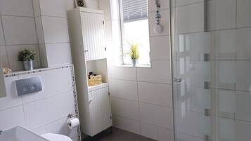 Dusche, Haartrockner, Handtücher, Seife
