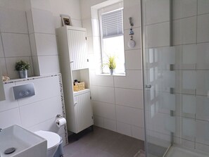 Douche, sèche-cheveux, serviettes fournies, savon