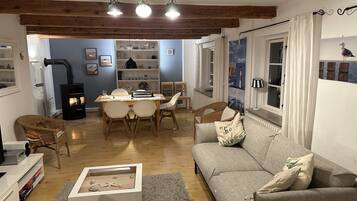 Télévision, lecteur de DVD, table de tennis de table, jouets