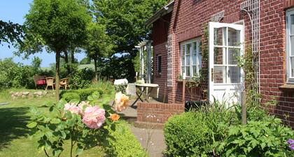 Ausschlafurlaub välillä järven ja meren mukava talo suuri puutarha