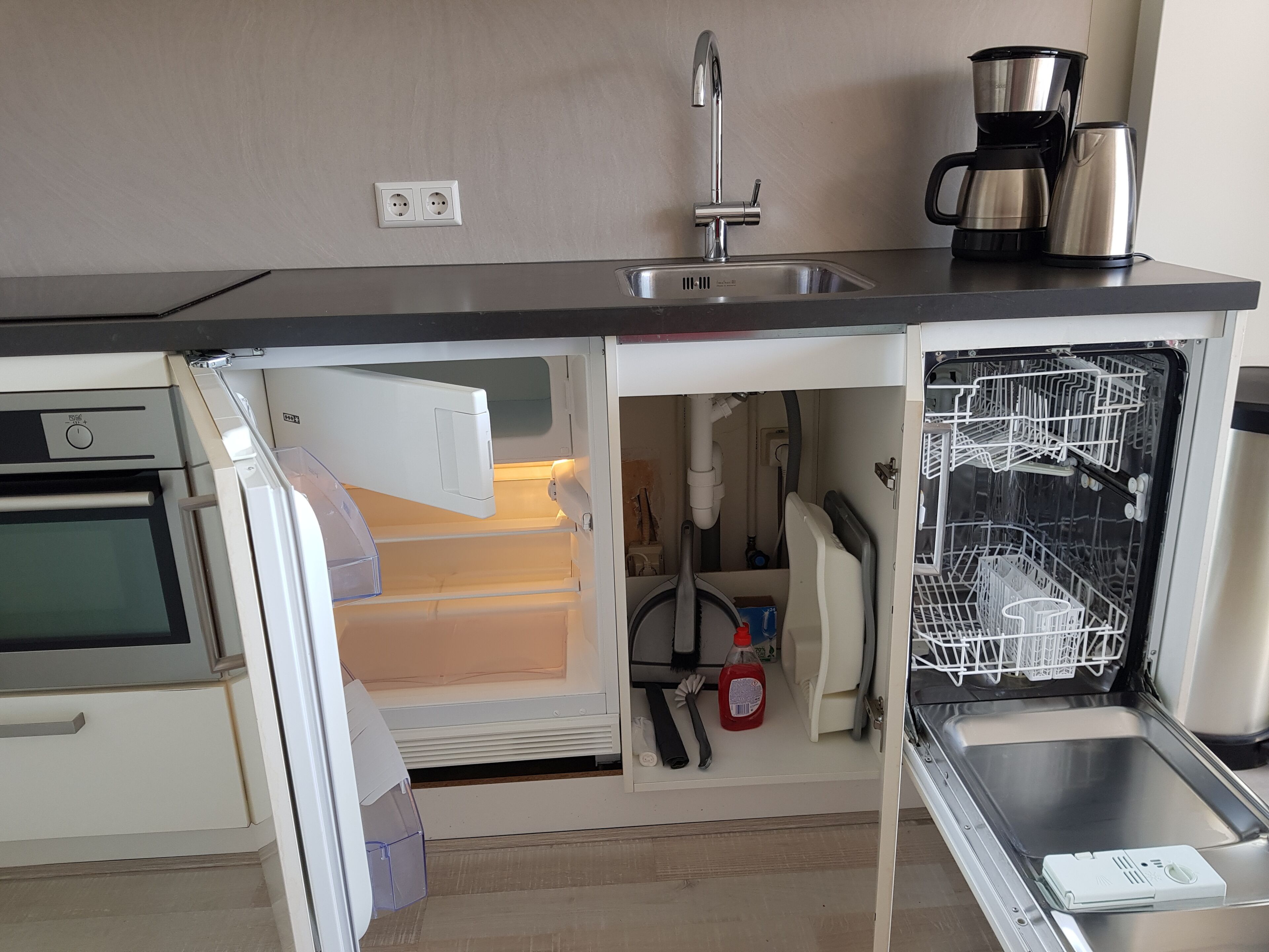 Kühlschrank, Mikrowelle, Ofen, Herdplatte