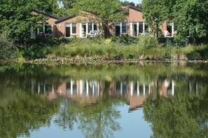 Exterior - Comfortably furnished apartments, barrier-free with a large terrace on the lake (Friedeburg)