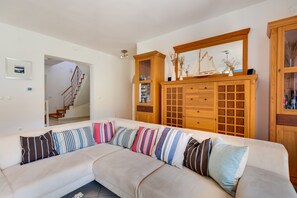 TV, books - Private villa: 4 bedrooms, private pool (8x4m), 100m walk to the beach, sea view (Sibenik)