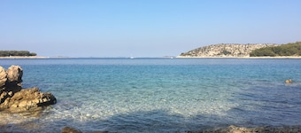 Private villa: 4 bedrooms, private pool (8x4m), 100m walk to the beach, sea view