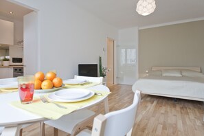 Dining - Modern, quiet apartment, only 10 minutes to downtown, wifi (Wien)