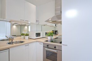 Fridge, microwave, oven, stovetop - Modern, quiet apartment, only 10 minutes to downtown, wifi (Wien)