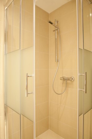 Dusche, Haartrockner, Handtücher, Seife