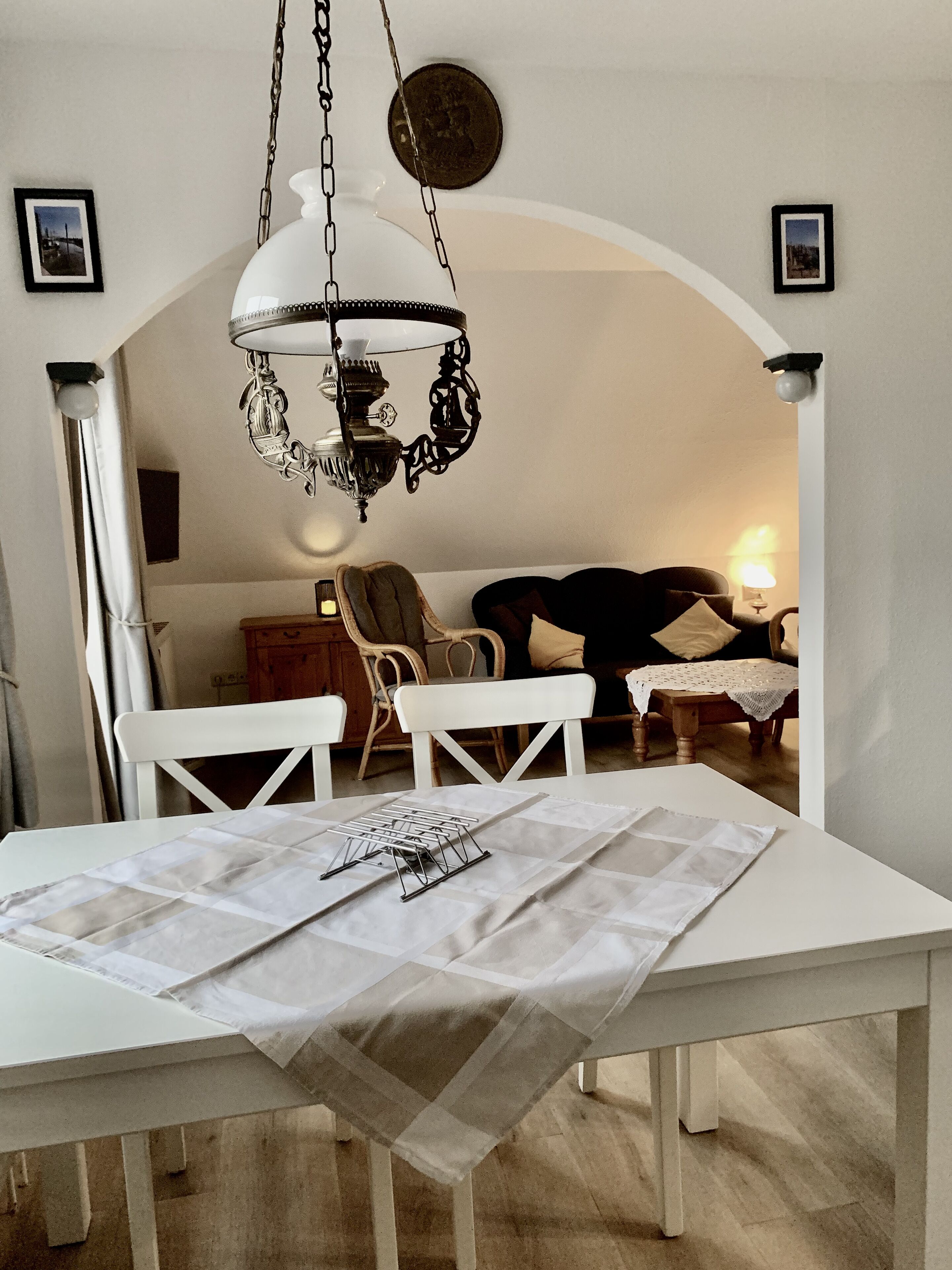 Blick aus Küche in Wohnraum