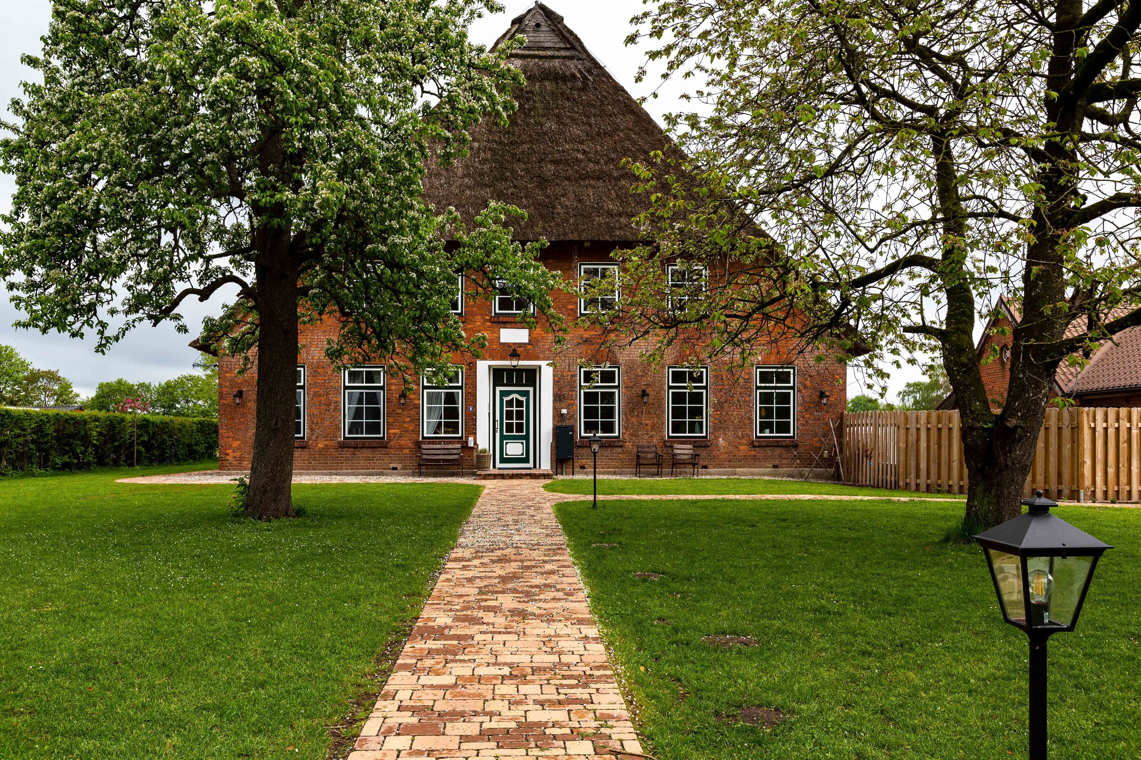 Rural charm, modern living under thatch in the old farmhouse up to 6 people