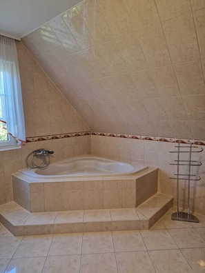 Ensemble baignoire-douche, séchoir à cheveux, savon, papier de toilette