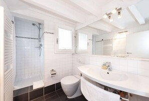Een douche, een haardroger, handdoeken
