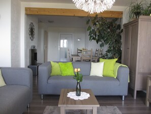 تلفزيون ذكي، مشغل دي في دي، ألعاب للصغار، كُتُب