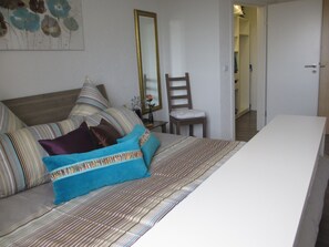 4 عدّة غرف نوم وخزنة داخل الغرفة ومكواة/لوح كي وسرير سفر