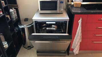 Geladeira, micro-ondas, cooktop, lava-louças