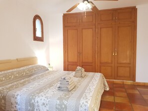 2 bedrooms, iron/ironing board, travel cot, free WiFi