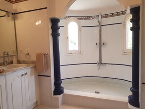 Regadera, secadora de cabello, bidet, toallas 
