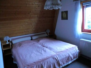 2 soverom, strykejern/-brett og sengetøy